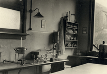 222102 Interieur van het laboratorium van de Keuringsdienst voor Waren (Rijnkade 2) te Utrecht.N.B. In ca. 1937 is de ...